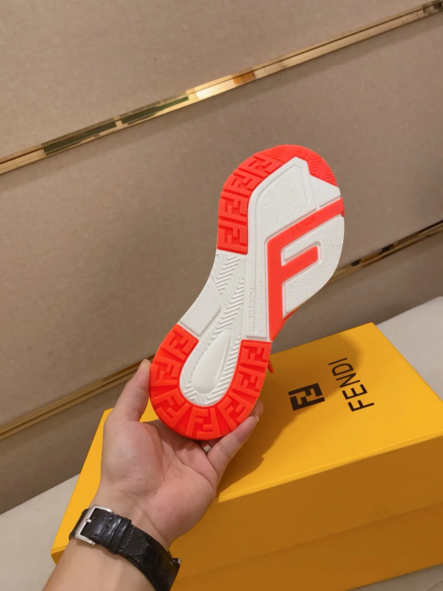 Men's shoes💰: 540💰(Higher version) [Fendi] Fendi's latest casual shoes for men! Available at counters simultaneously! A one-to-one replica of the original. Made entirely of imported top-grain calfskin, the interior is made of top-grain water-dyed cowhide, and the original factory-supplied rubber outsole. Leading new fashion concepts. Matching code: 38-44. 45 can be customized and non-returnable!